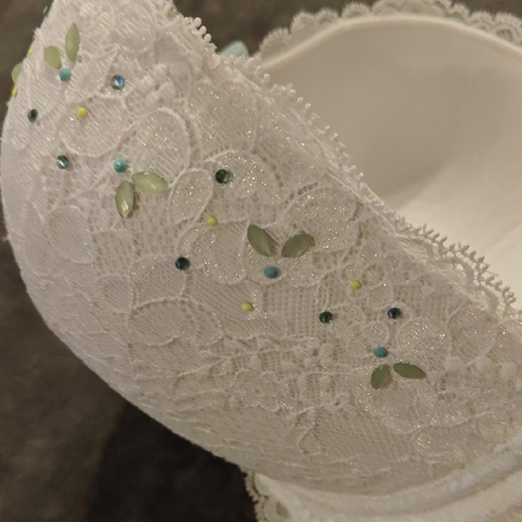 Victoria's Secret White Lace Bra with Floral Accents - Picture 7 of 7